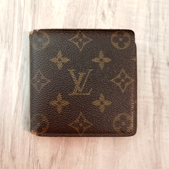 Louis Vuitton Monogram Bi Fold Wallet - Picture 1 of 12